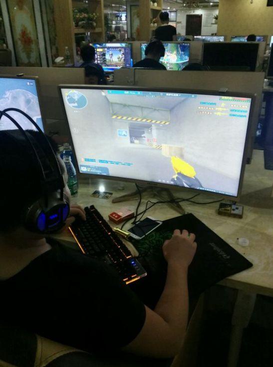 LPL解说瞳夕虎牙传奇杯晒照：今天继续见